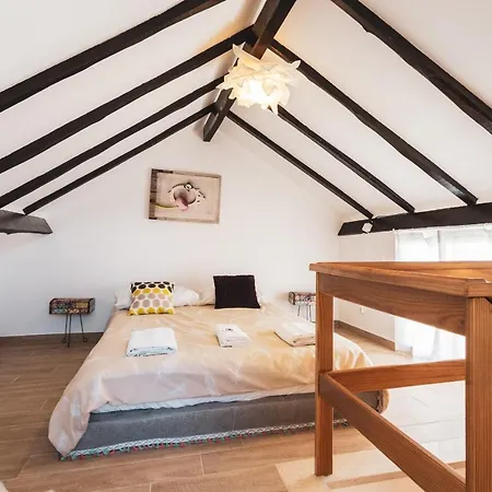 Apartment Houses 16: Charming In Peniche